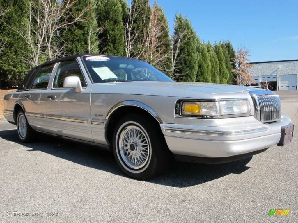 Silver Frost Pearl Metallic 1997 Lincoln Town Car Signature Exterior Photo #60786191