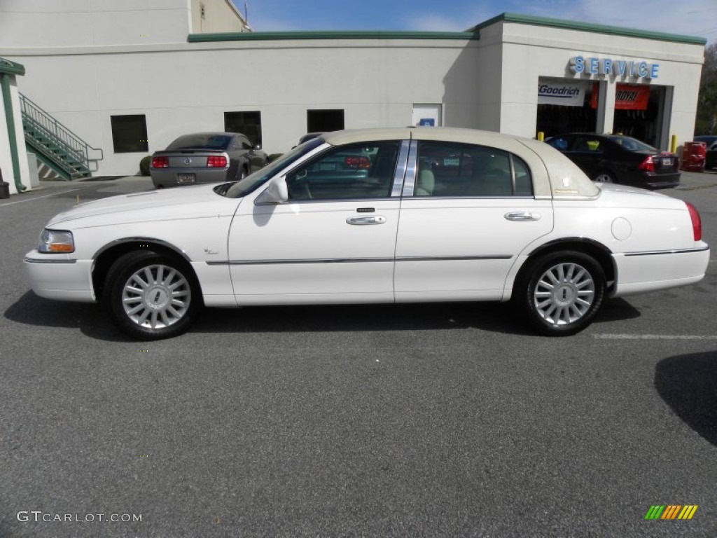 2005 Town Car Signature - Ceramic White Tri-Coat / Light Parchment/Medium Dark Parchment photo #2