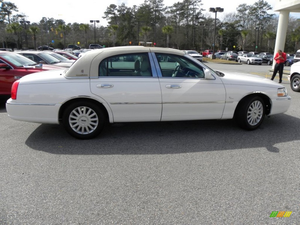 2005 Town Car Signature - Ceramic White Tri-Coat / Light Parchment/Medium Dark Parchment photo #14