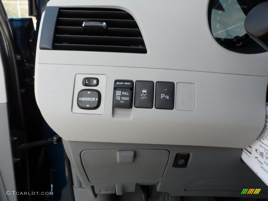 2012 Toyota Sienna XLE Controls Photo #60800756