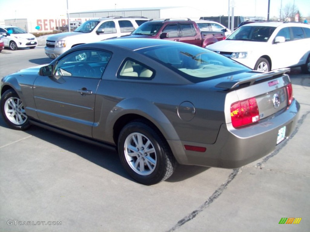 2005 Mustang V6 Deluxe Coupe - Mineral Grey Metallic / Medium Parchment photo #17