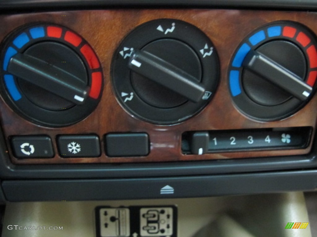 1997 Land Rover Discovery SE Controls Photo #60830981