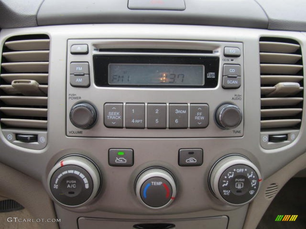 2006 Optima LX - White / Beige photo #12