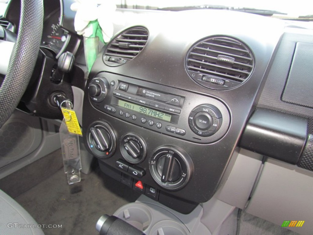 2001 Volkswagen New Beetle GL Coupe Controls Photos