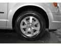 2009 Chrysler Town & Country Touring Wheel and Tire Photo