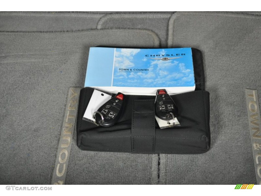 2009 Chrysler Town & Country Touring Keys Photos