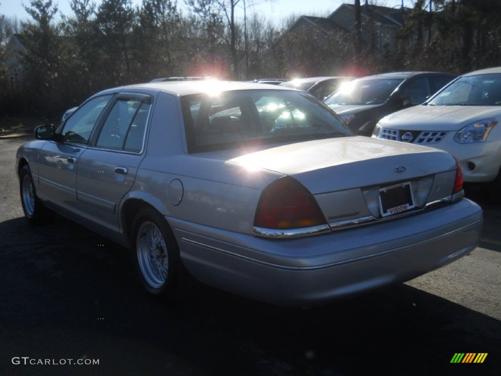 2001 Crown Victoria LX - Silver Frost Metallic / Medium Parchment photo #13