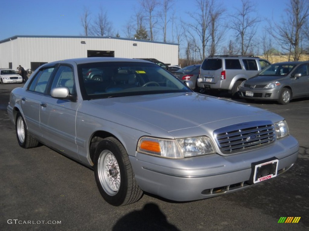 2001 Crown Victoria LX - Silver Frost Metallic / Medium Parchment photo #15