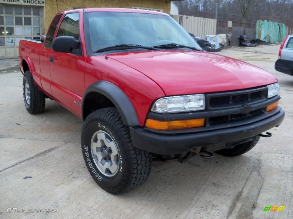 2002 S10 LS Extended Cab 4x4 - Victory Red / Graphite photo #1