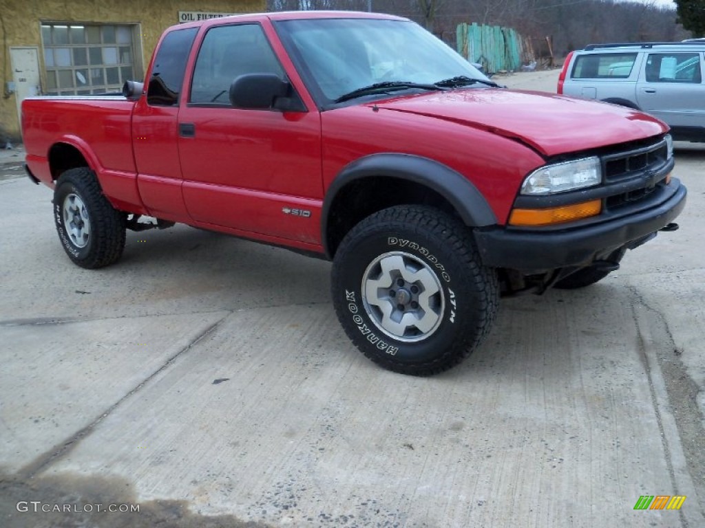 2002 S10 LS Extended Cab 4x4 - Victory Red / Graphite photo #4
