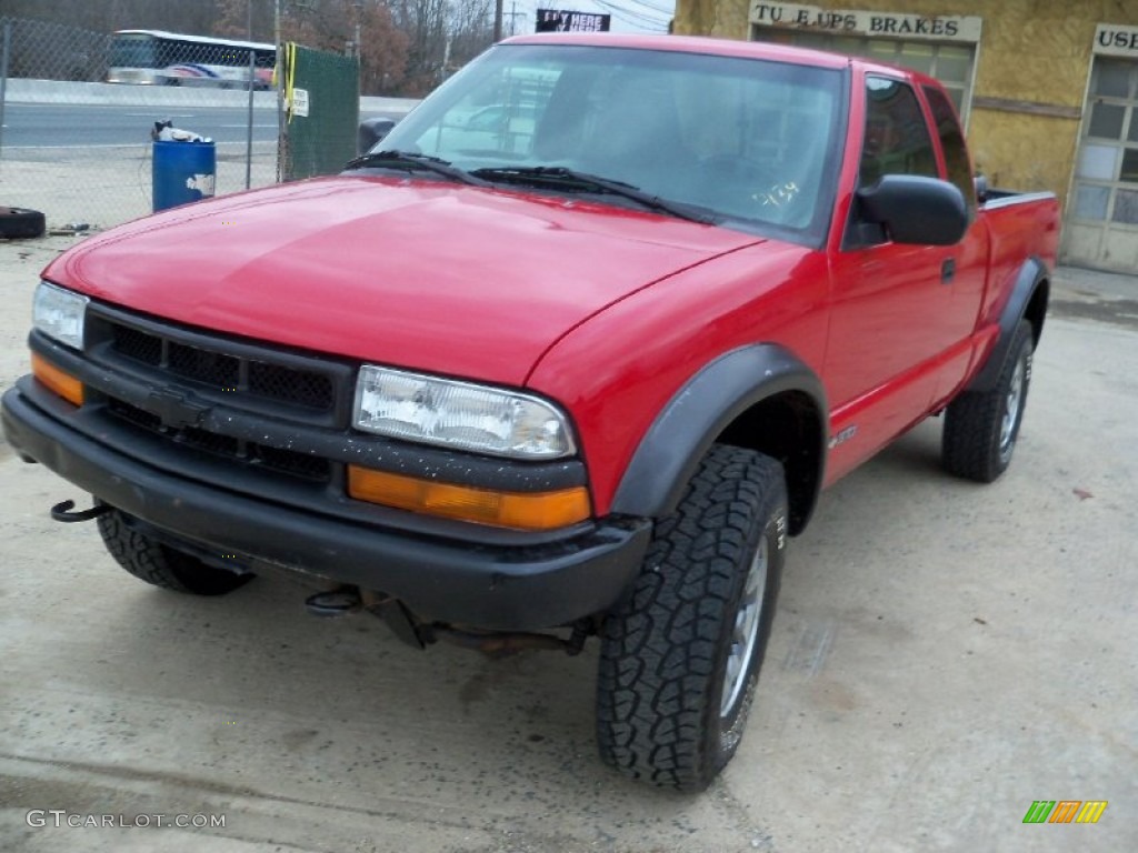 2002 S10 LS Extended Cab 4x4 - Victory Red / Graphite photo #5
