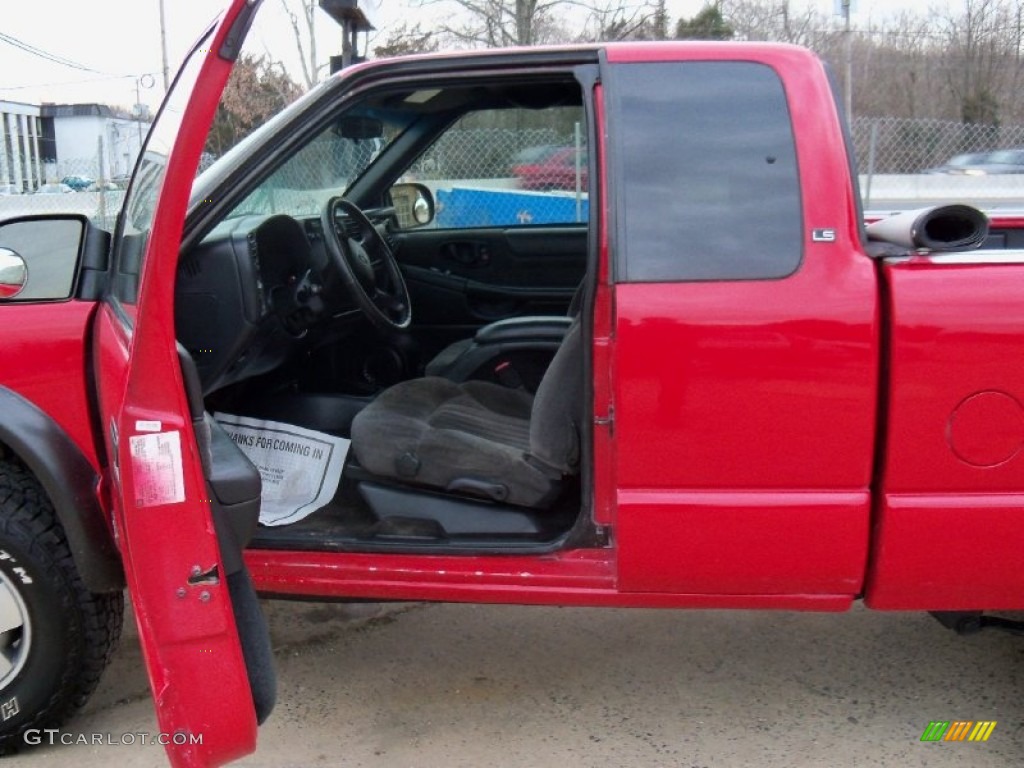 2002 S10 LS Extended Cab 4x4 - Victory Red / Graphite photo #11