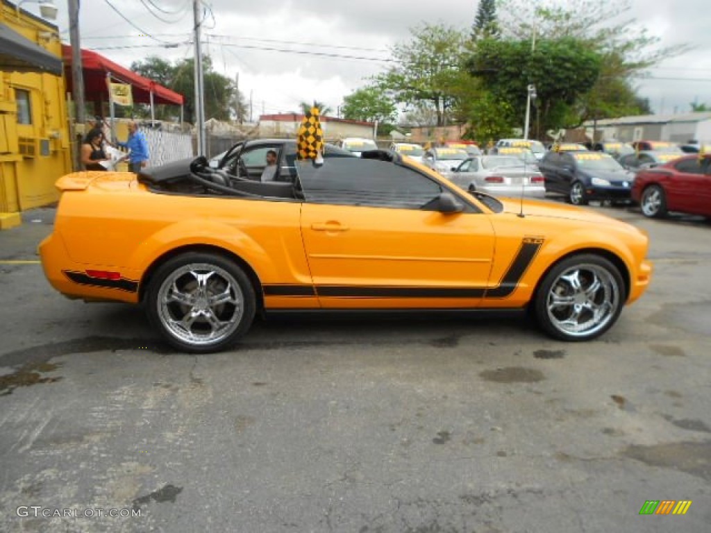 2007 Mustang V6 Deluxe Convertible - Grabber Orange / Dark Charcoal photo #11