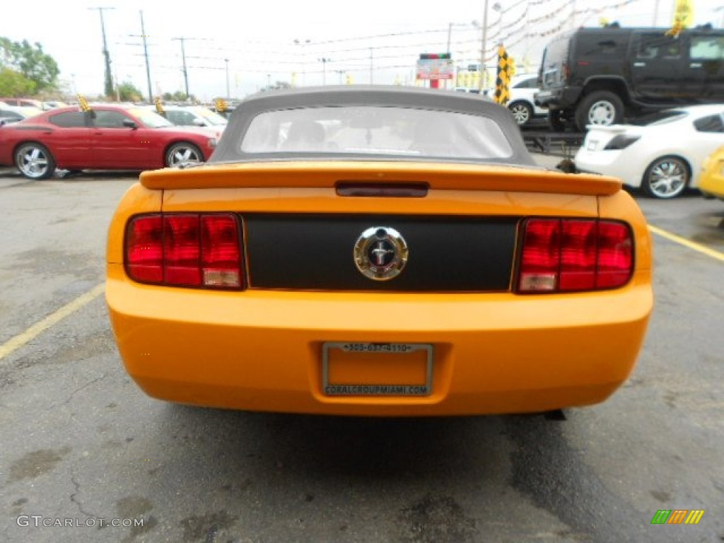 2007 Mustang V6 Deluxe Convertible - Grabber Orange / Dark Charcoal photo #16