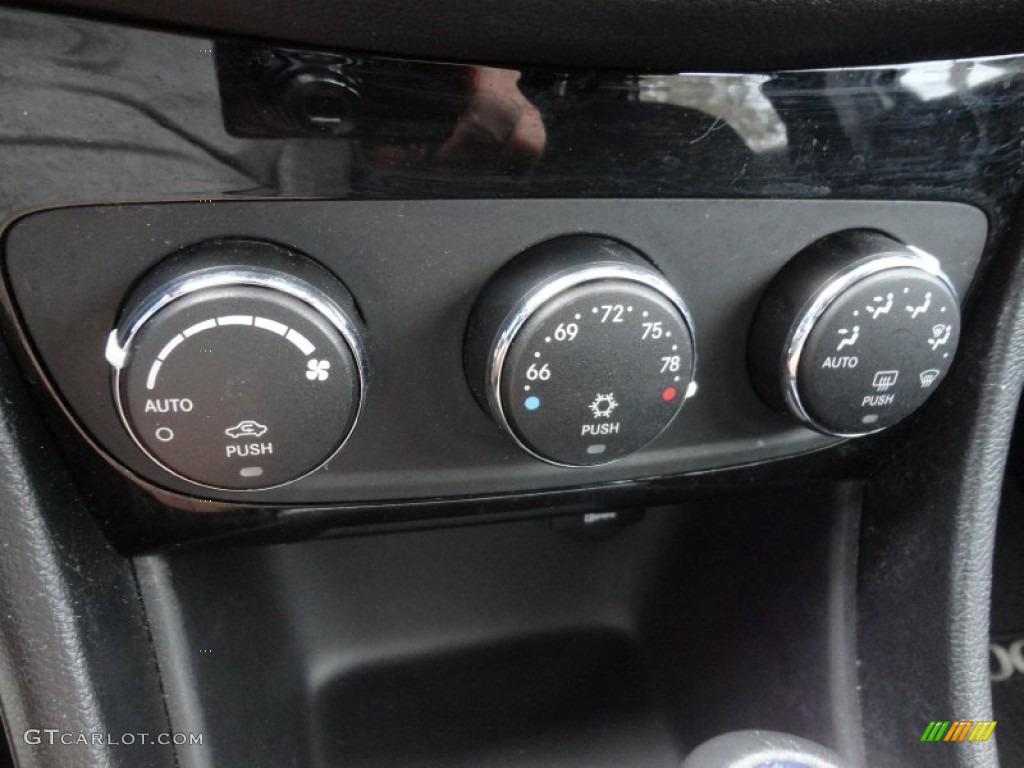 2011 Chrysler 200 Touring Controls Photo #60885003