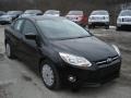 Black - Focus SE Sedan Photo No. 2