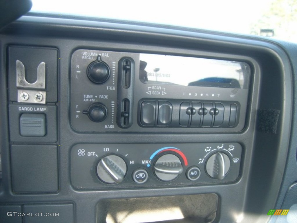 2000 Chevrolet Silverado 2500 Regular Cab Utility Truck Controls Photo #60899155