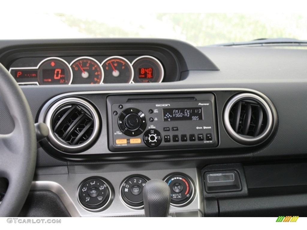2012 Scion xB Standard xB Model Controls Photo #60925760