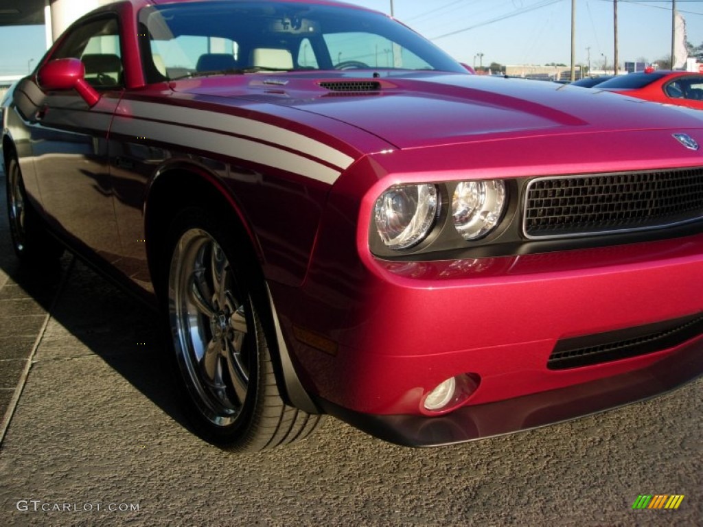 2010 Challenger R/T Classic Furious Fuchsia Edition - Furious Fuchsia / Pearl White Leather photo #3