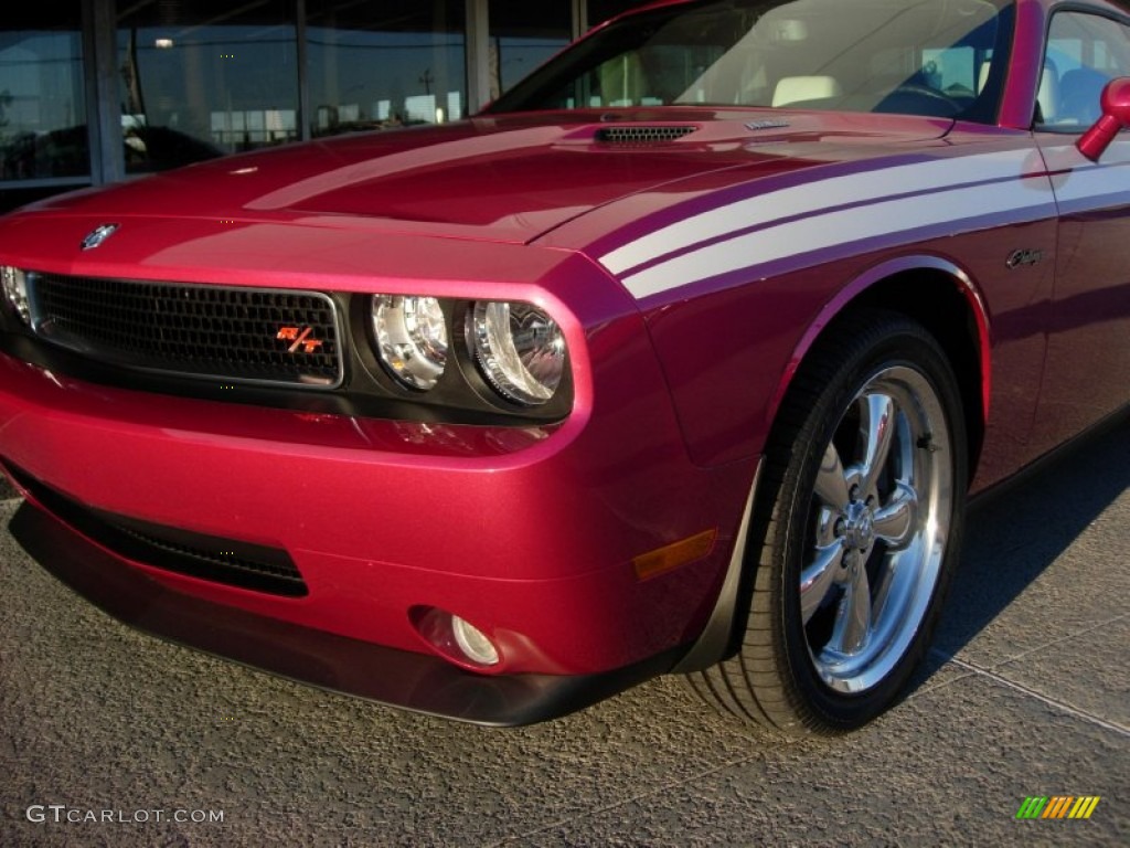 2010 Challenger R/T Classic Furious Fuchsia Edition - Furious Fuchsia / Pearl White Leather photo #4