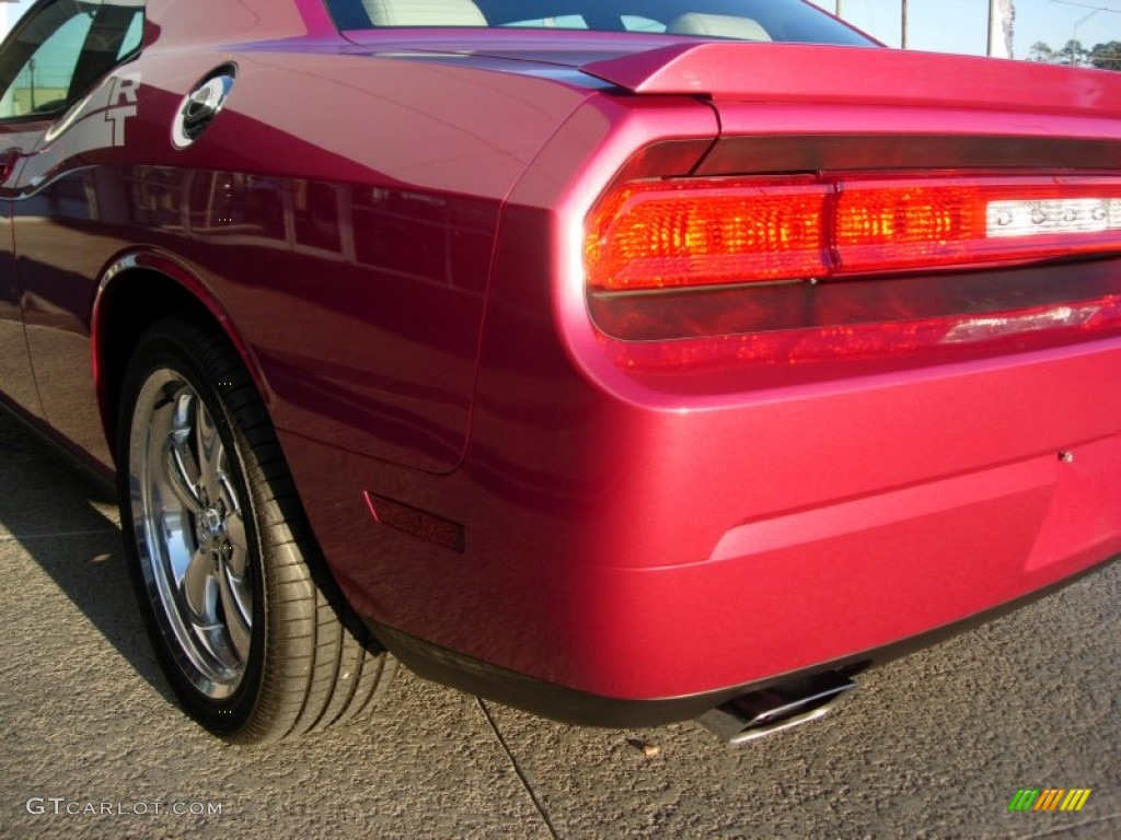 2010 Challenger R/T Classic Furious Fuchsia Edition - Furious Fuchsia / Pearl White Leather photo #5