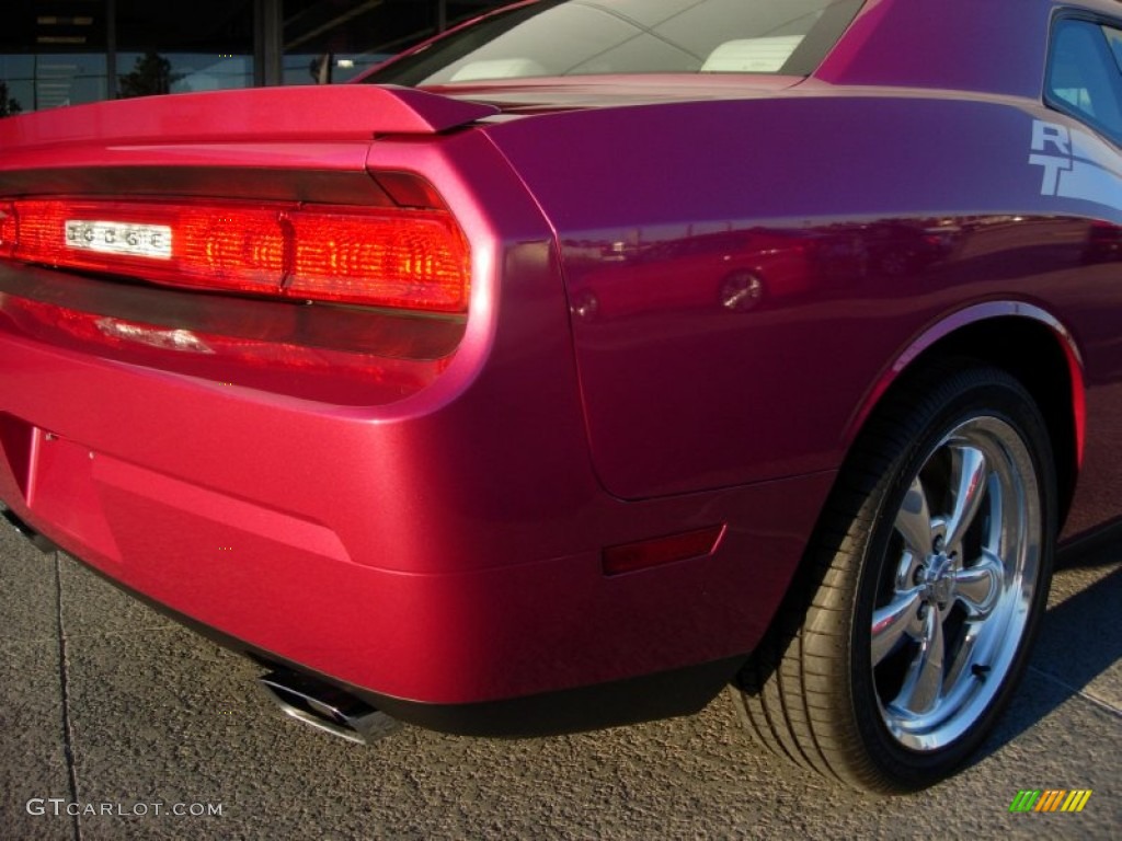 2010 Challenger R/T Classic Furious Fuchsia Edition - Furious Fuchsia / Pearl White Leather photo #6