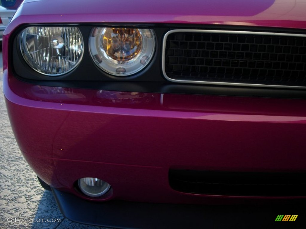 2010 Challenger R/T Classic Furious Fuchsia Edition - Furious Fuchsia / Pearl White Leather photo #11