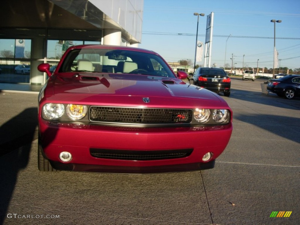 2010 Challenger R/T Classic Furious Fuchsia Edition - Furious Fuchsia / Pearl White Leather photo #13