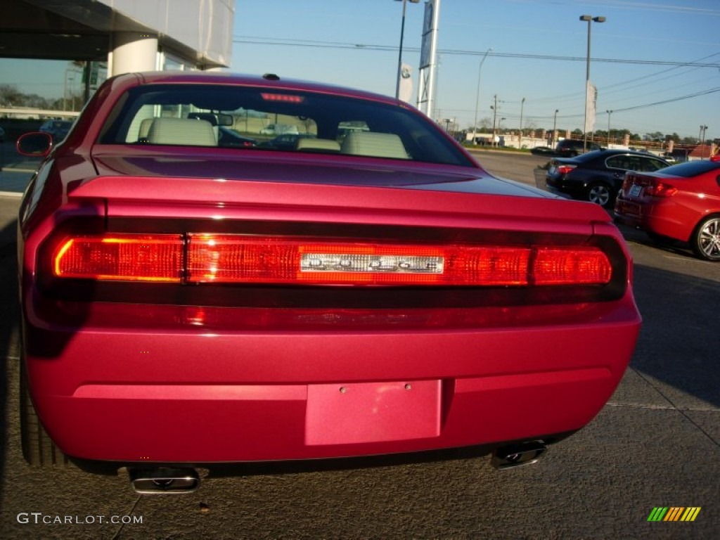 2010 Challenger R/T Classic Furious Fuchsia Edition - Furious Fuchsia / Pearl White Leather photo #14
