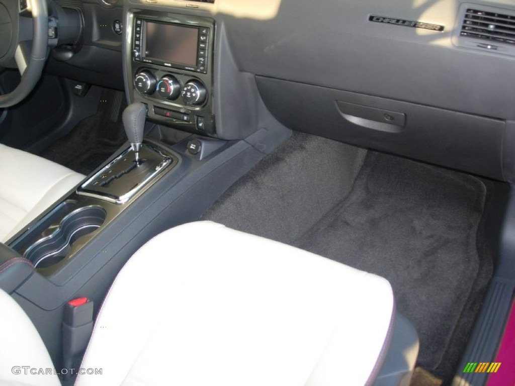 2010 Challenger R/T Classic Furious Fuchsia Edition - Furious Fuchsia / Pearl White Leather photo #24