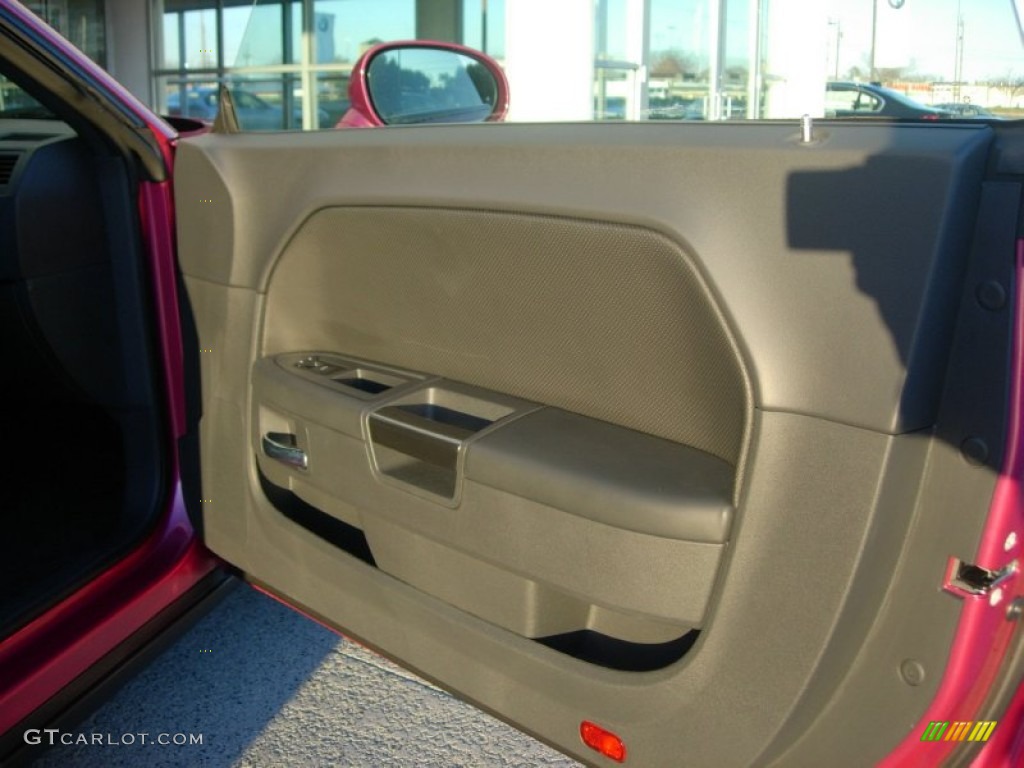 2010 Challenger R/T Classic Furious Fuchsia Edition - Furious Fuchsia / Pearl White Leather photo #28