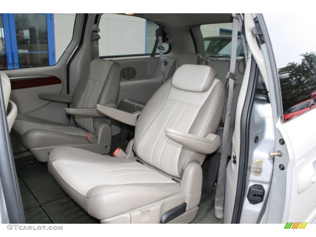 2006 Chrysler Town & Country Touring Rear Seat Photo #60947640