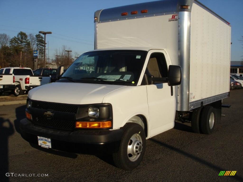 Summit White Chevrolet Express Cutaway