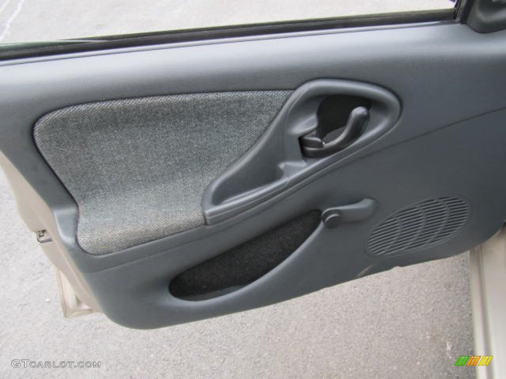 2004 Cavalier Sedan - Sandrift Metallic / Graphite photo #8