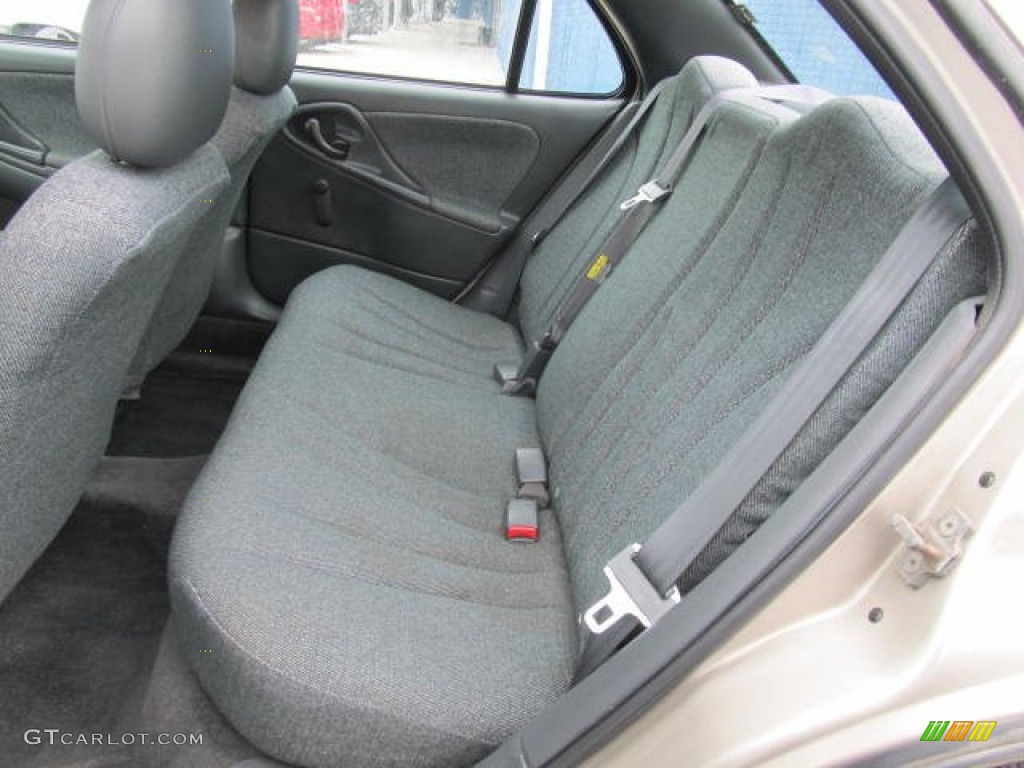 2004 Cavalier Sedan - Sandrift Metallic / Graphite photo #10