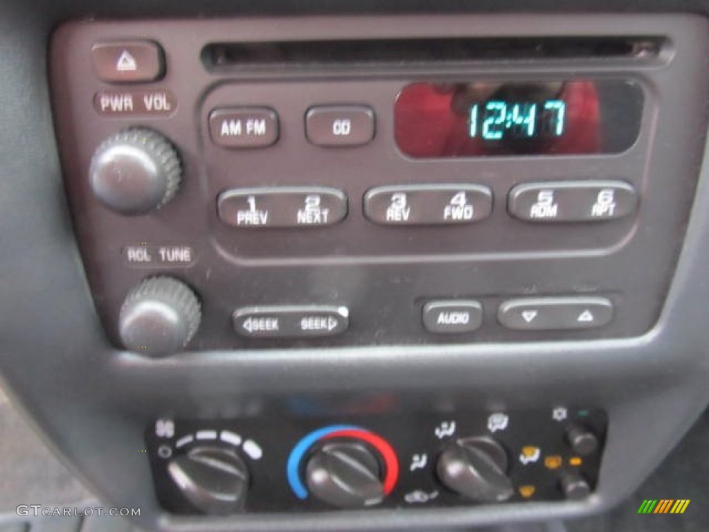 2004 Cavalier Sedan - Sandrift Metallic / Graphite photo #12