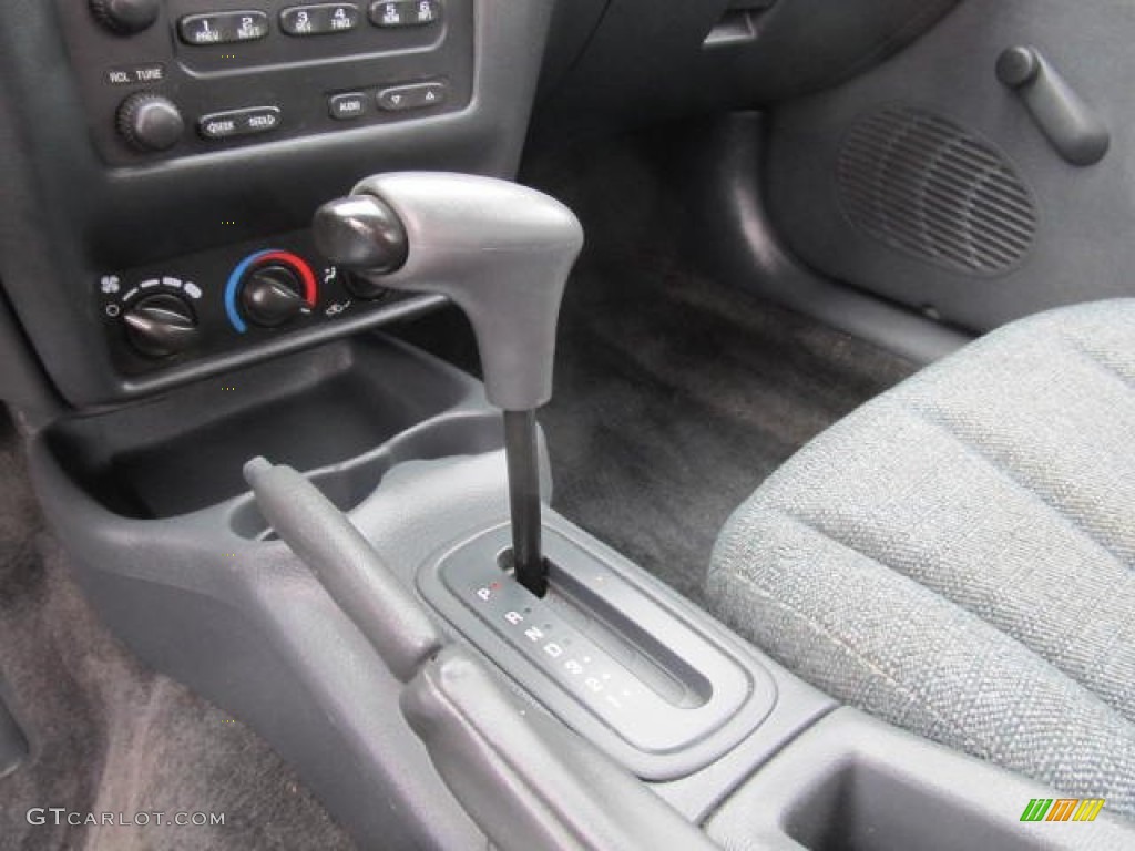 2004 Cavalier Sedan - Sandrift Metallic / Graphite photo #13