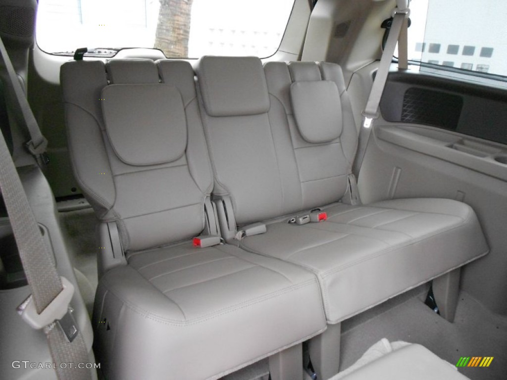 2012 Volkswagen Routan SEL Rear Seat Photos
