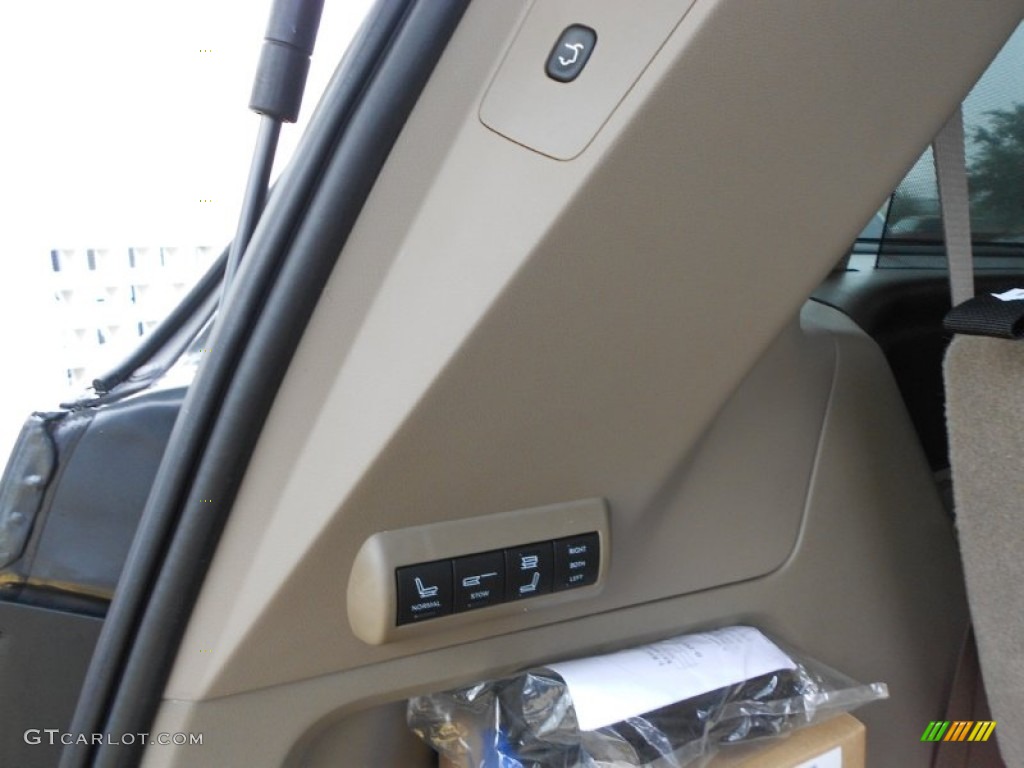 2012 Volkswagen Routan SEL Controls Photo #60988933