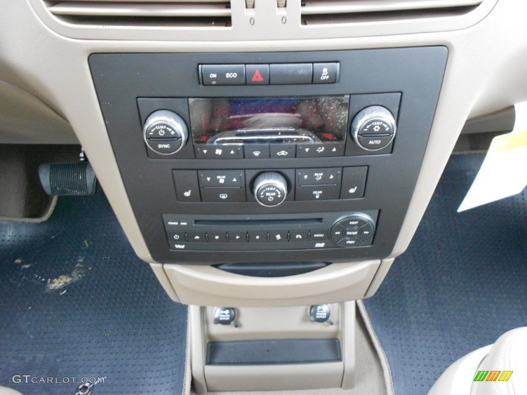 2012 Volkswagen Routan SEL Controls Photo #60988963