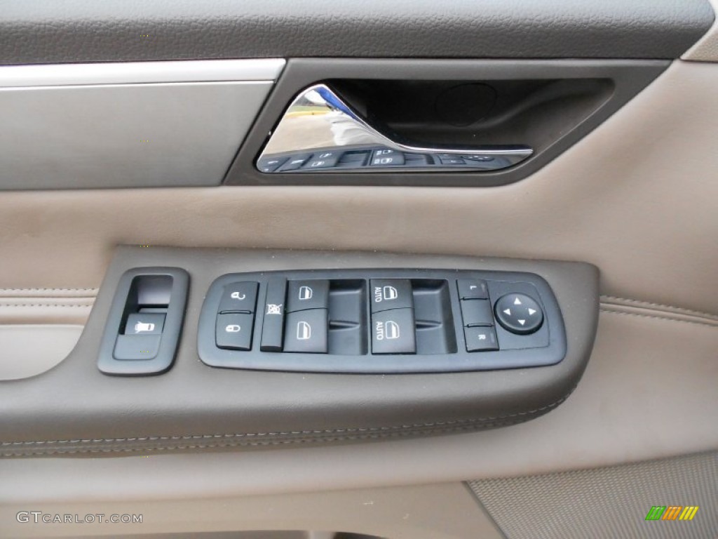 2012 Volkswagen Routan SEL Controls Photos