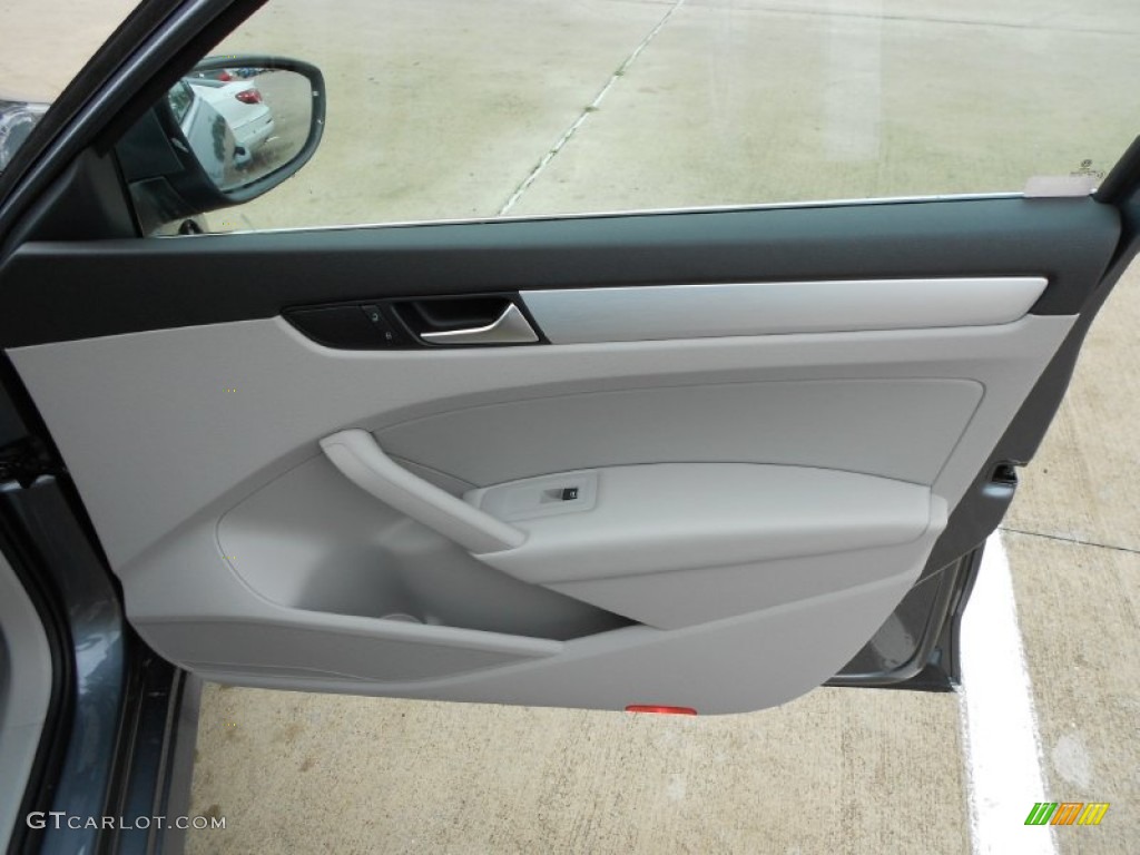 2012 Volkswagen Passat V6 SE Moonrock Gray Door Panel Photo #60990403