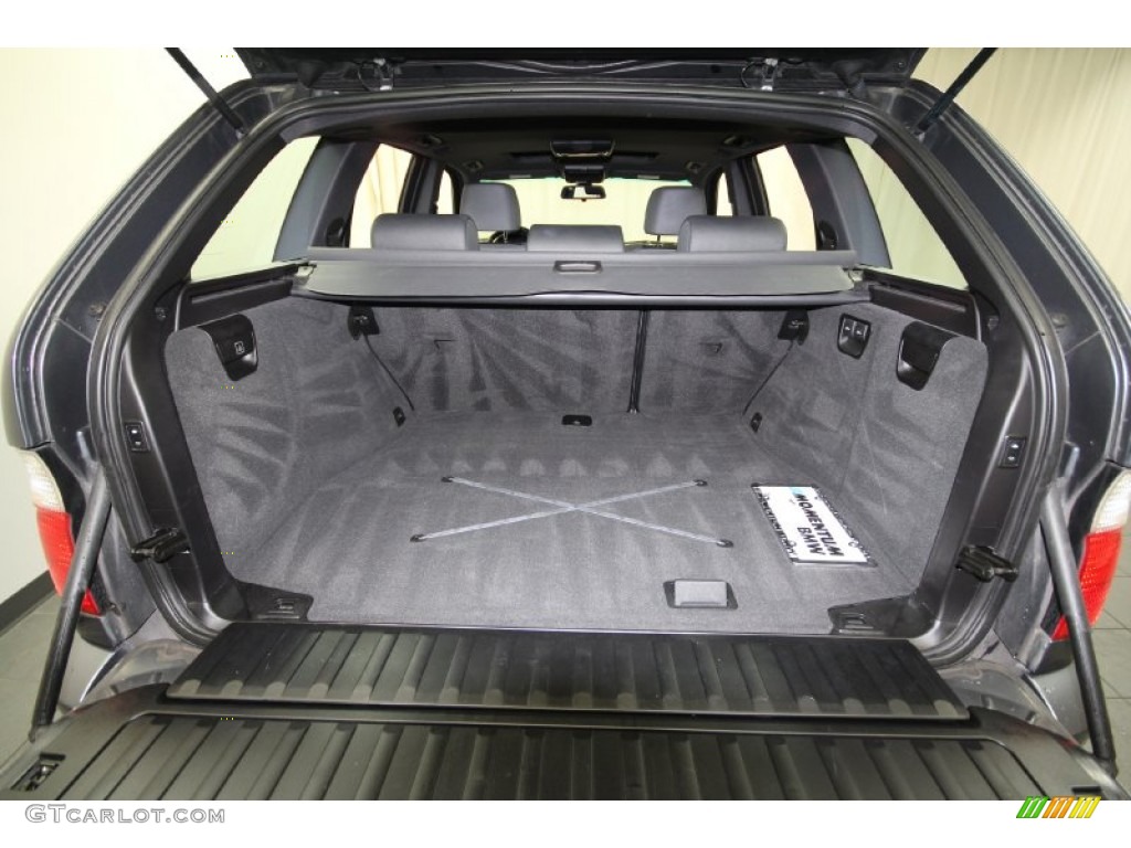 2002 BMW X5 4.4i Trunk Photos