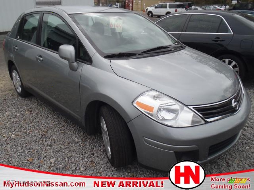 2010 Versa 1.8 S Sedan - Magnetic Gray Metallic / Charcoal photo #1