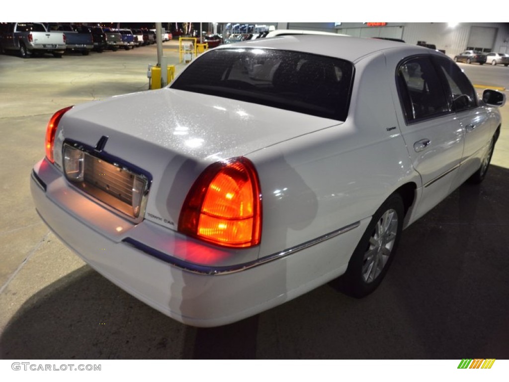 2006 Town Car Signature - Vibrant White / Medium Light Stone photo #5