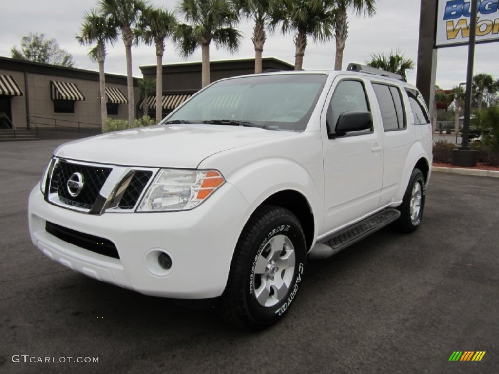 Avalanche White Nissan Pathfinder