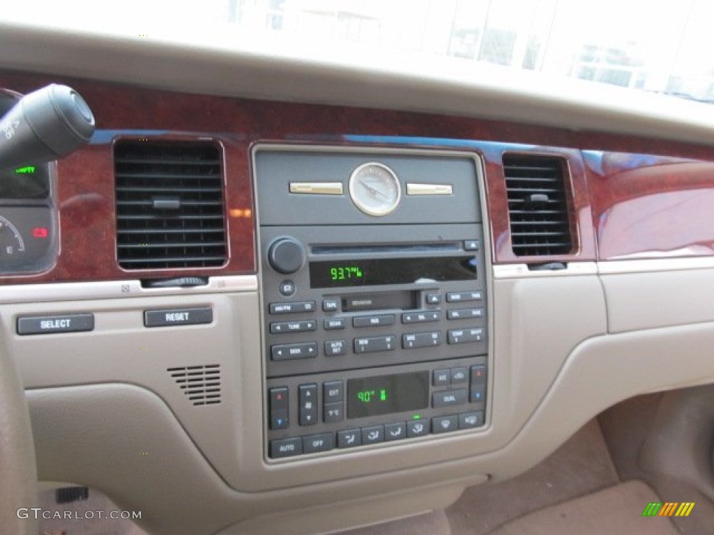2004 Lincoln Town Car Signature Controls Photo #61033324