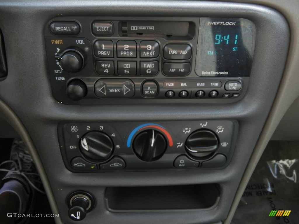 1998 Chevrolet Malibu Sedan Controls Photo #61034625