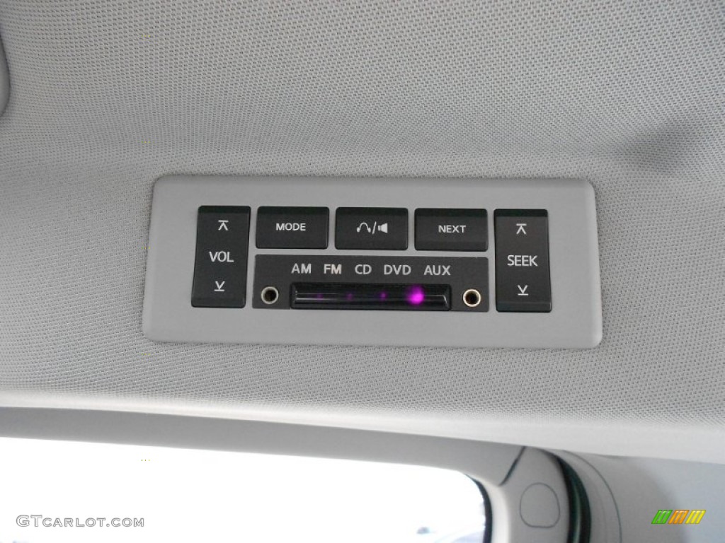 2004 Nissan Quest 3.5 SE Controls Photo #61037187