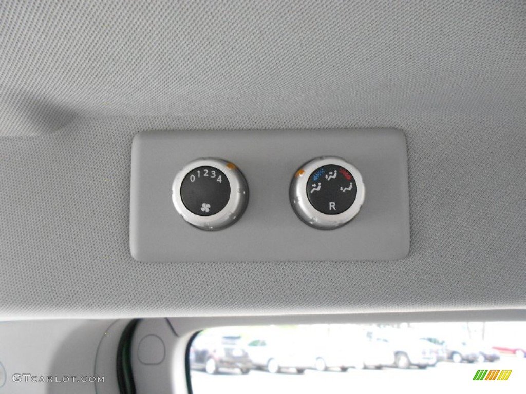 2004 Nissan Quest 3.5 SE Controls Photo #61037209